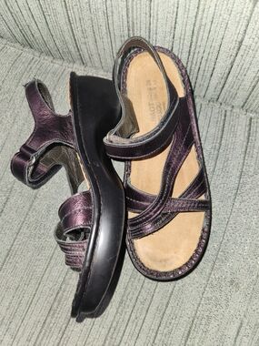 🍉Naot Women’s Strappy Metallic Plum Sandals